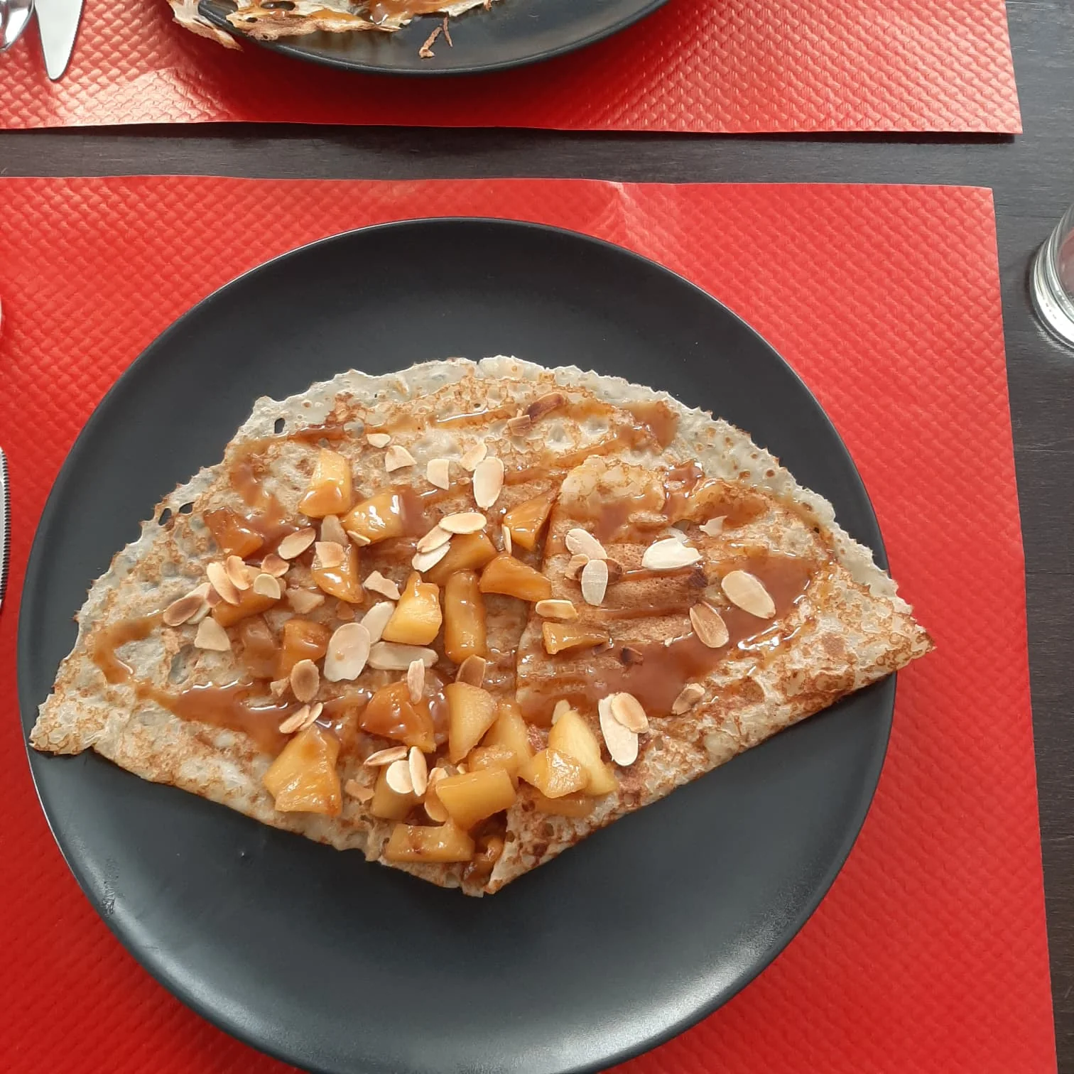 Crêpe au caramel beurre salé et aux pommes