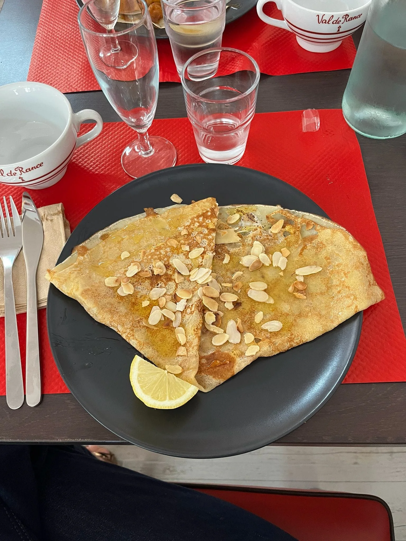 Crêpe au citron et aux amandes