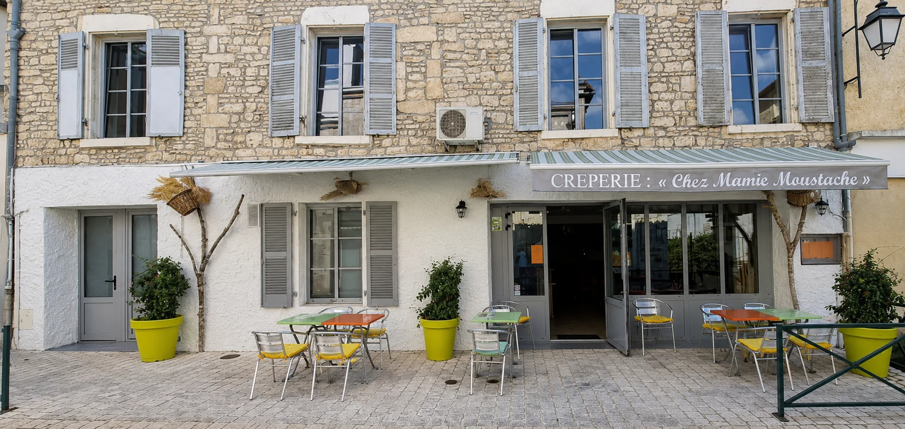 Façade de la crêperie Chez Mamie Moustache